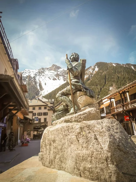 Sculpture Main Square Chamonix Two Mountaineers Point Mont Blanc Summer — Stock Photo, Image