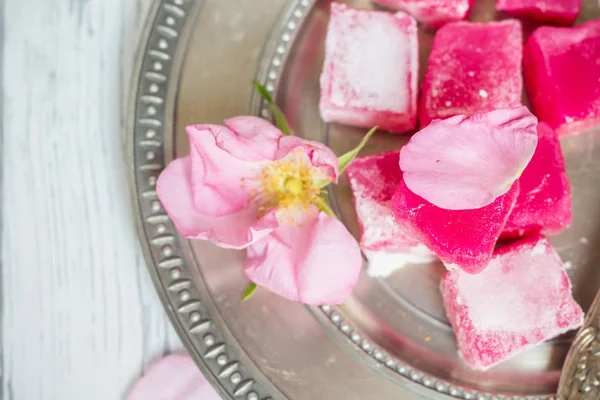 bir gümüş tepside geleneksel Bulgar gül lokum