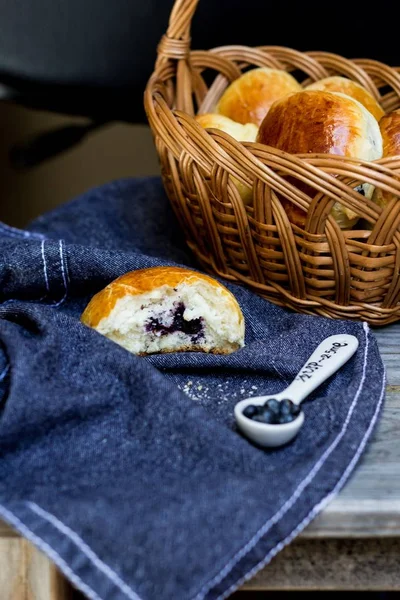 Gist Zelfgemaakte Broodjes Met Bosbessen Denim Servet — Stockfoto
