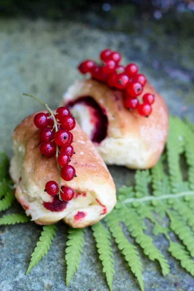 Bollos Levadura Deliciosos Caseros Con Grosellas Rojas Una Hoja Helecho — Foto de Stock