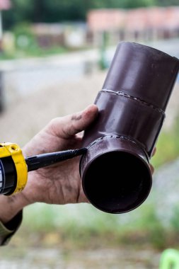 Erkekler ellerini dışarıda oluk mühür