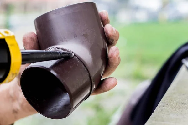 Erkekler ellerini oluk bir mühürleme maddesi ile yağlamak