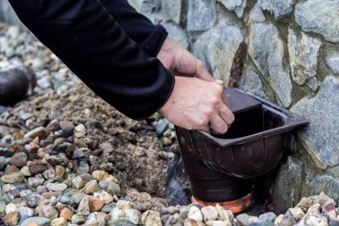 Erkekler ellerini bir süpürge üzerinde oluk