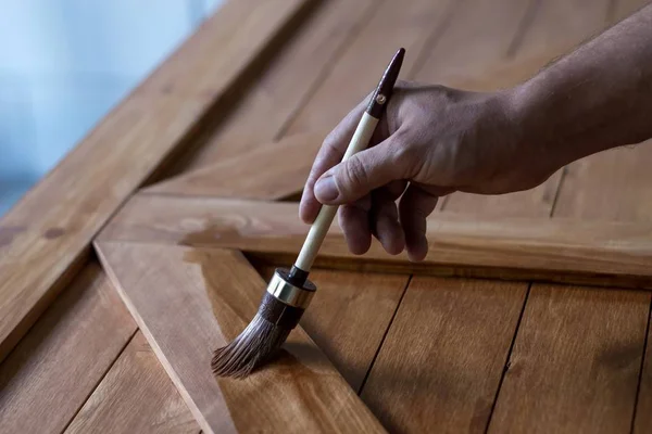 Mano Hombre Sosteniendo Pincel Pinta Una Puerta Madera — Foto de Stock