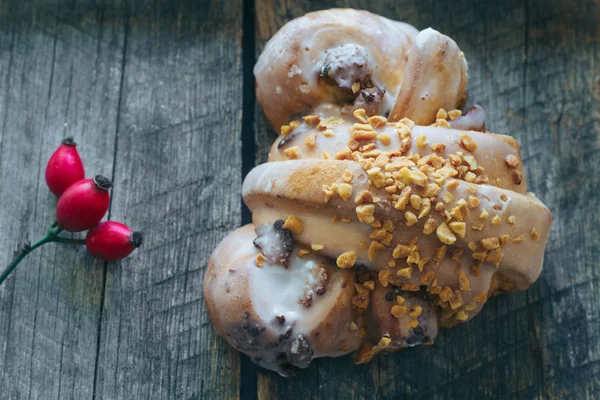 Smakelijke Pools Traditionele Saint Martin Croissant Met Witte Klaprozen Noten — Stockfoto