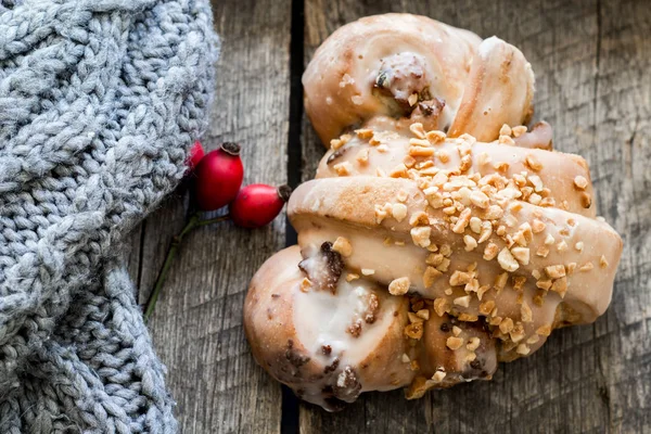 Beyaz haşhaş, fındık ve badem ile lezzetli Lehçe geleneksel Saint Martin's kruvasan rogal swietomarcinski ve yabani gül meyveler üzerinde ahşap arka plan olarak adlandırılan