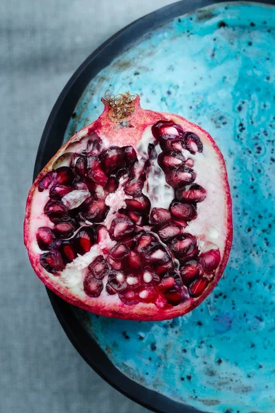 Läckra Saftiga Halv Skar Granatäpple Blå Handgjord Keramik Tallrik — Stockfoto