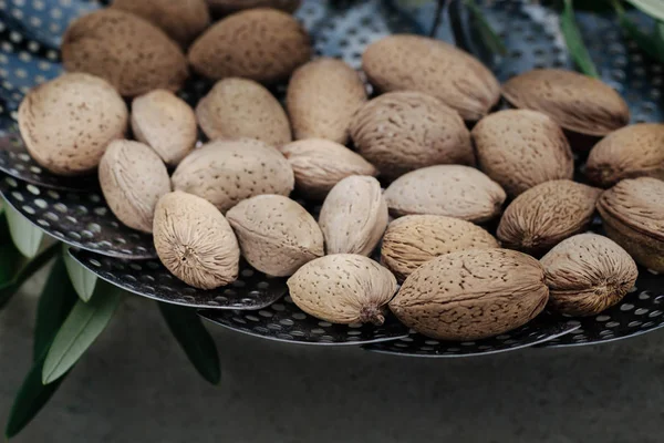 Mandorle Fresche Saporite Guscio Rami Ulivo Con Frutta Olive Vassoio — Foto Stock