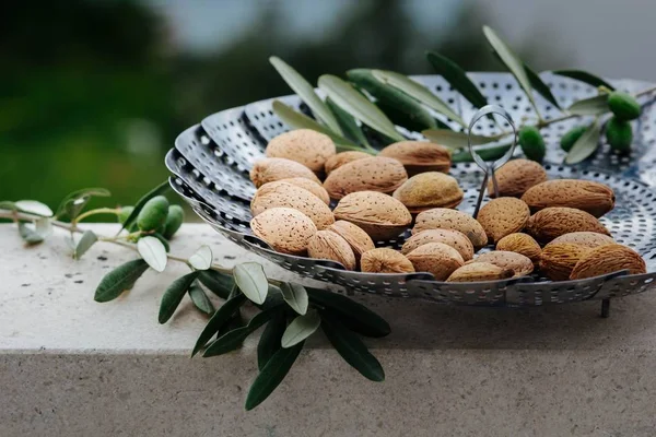 Amêndoas Frescas Saborosas Com Casca Ramos Azeitona Com Frutos Azeitonas — Fotografia de Stock