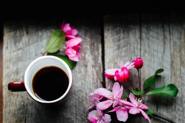 Lekkere Koffie Een Kop Een Takje Van Roze Bloemen Een — Stockfoto