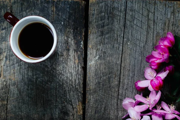 Lekkere Koffie Een Kop Een Takje Van Roze Bloemen Een — Stockfoto