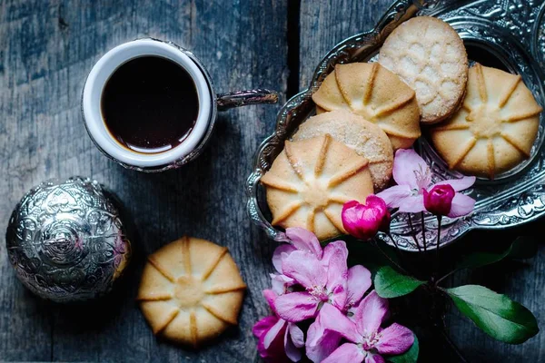 Lekkere Koffie Een Traditionele Turkse Cup Boter Koekjes Een Takje — Stockfoto