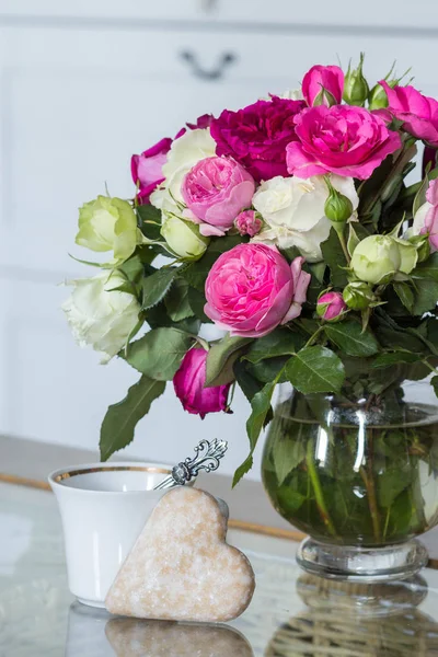 新鮮なピンクと白のバラの花の花束とガラステーブルの上のコーヒーカップ — ストック写真