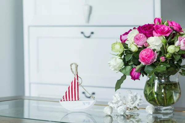 Hampton tarzı Nda İç Mekan - taze çiçekler, kabuklar, yelkenli süslemeleri