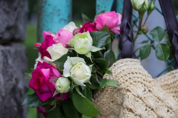 Bouquet Fragrant English Pink White Roses Bag Raffia Hanging Fence — Stock Photo, Image