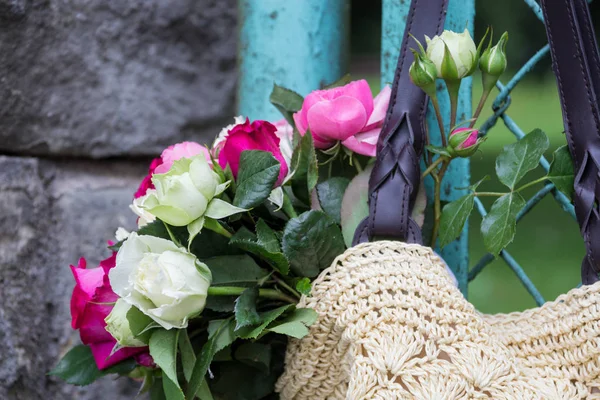 Ramo Rosas Inglesas Rosadas Blancas Fragantes Una Bolsa Rafia Colgando —  Fotos de Stock