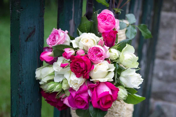 Ramo Rosas Inglesas Rosadas Blancas Fragantes Una Bolsa Rafia Colgando —  Fotos de Stock