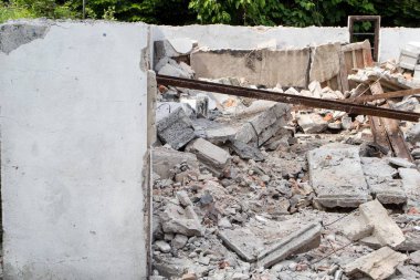 inşaat moloz - garaj yıkıldı