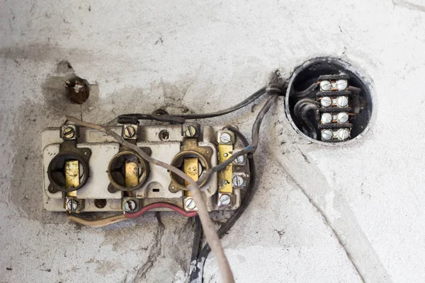 kötü sıkılmış elektrik soketi - tehlikeli yerler