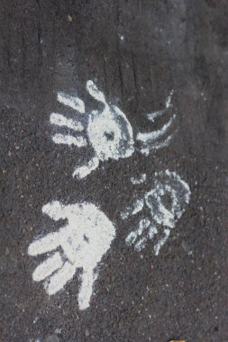 Siyah asfalt üzerinde beyaz kil palmiye izleri