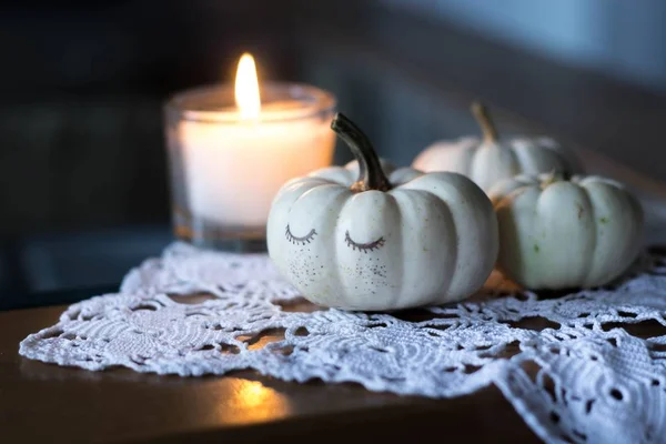 Outono Inverno Aconchegante Decoração Mesa Com Vela Maçãs Pequenas Abóboras — Fotografia de Stock