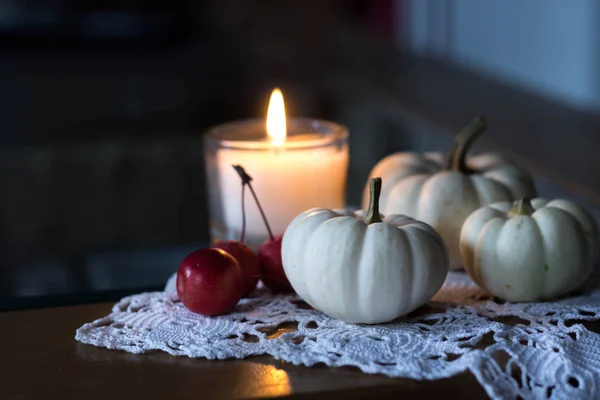 Outono Inverno Aconchegante Decoração Mesa Com Vela Maçãs Pequenas Abóboras — Fotografia de Stock