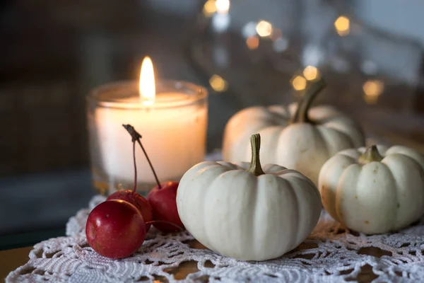 Herfst Winter Gezellige Tafel Decoratie Met Kaars Kleine Appels Witte — Stockfoto