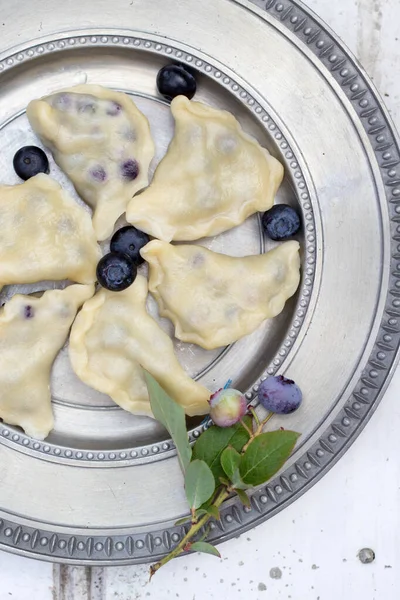 Gnocchi Gustosi Fatti Casa Con Mirtilli Sul Tavolo Legno Bianco — Foto Stock