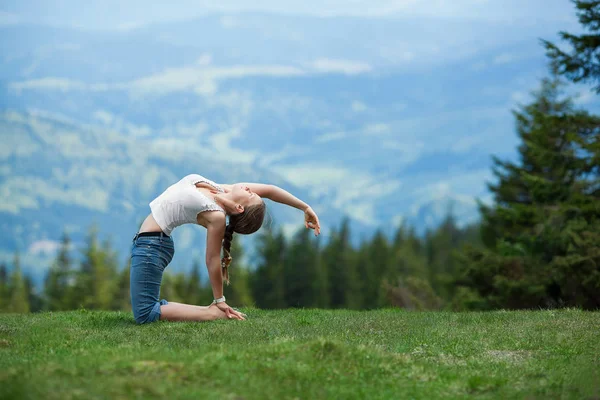 Genç kadın yeşil dağlar, ushtrasana Yoga pratik 