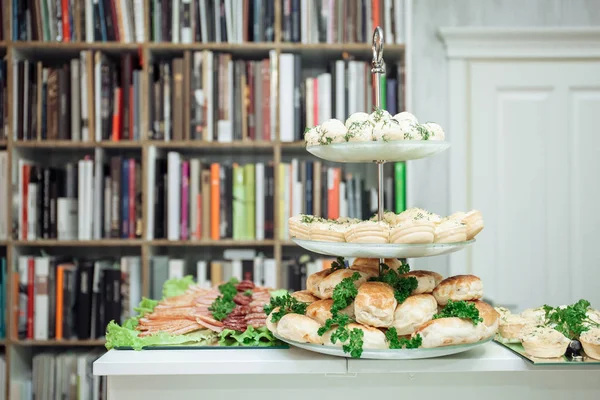 raflardan arka plan üzerinde çeşitli aperatifler büfe masa üzerinde