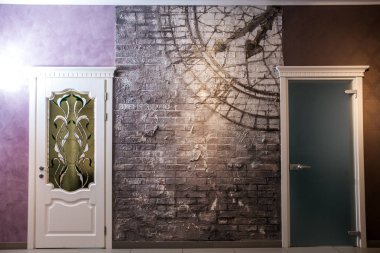fotoğraf stüdyosunda kapılar ve farklı dokulu duvarlar