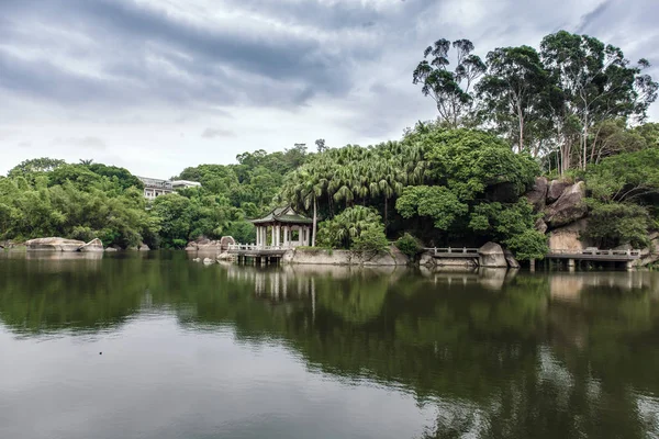 göl, mimari formlar ve yeşilliklerle geleneksel Asya Parkı doğal görünümü