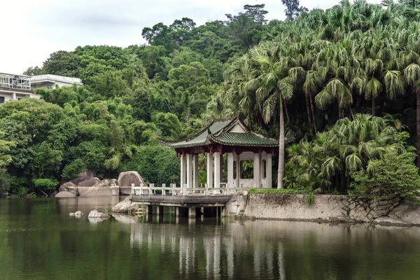 göl, mimari formlar ve yeşilliklerle geleneksel Asya Parkı doğal görünümü