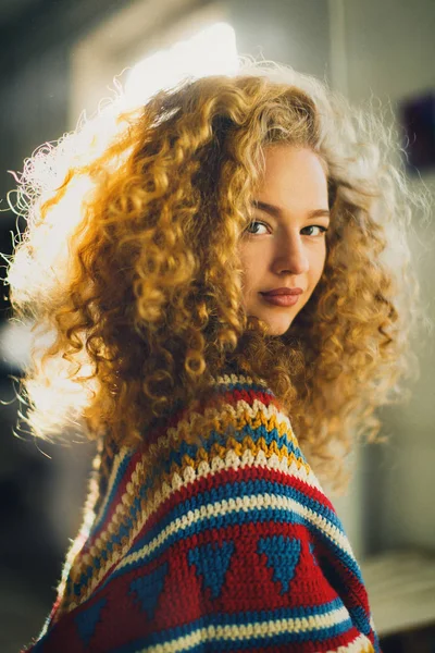 Pançolu güzel kıvırcık kız