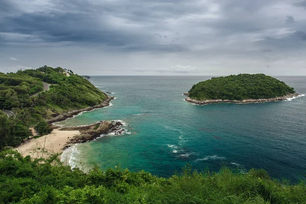 Bulutlu havalarda tropik ada panoramik manzaralı 