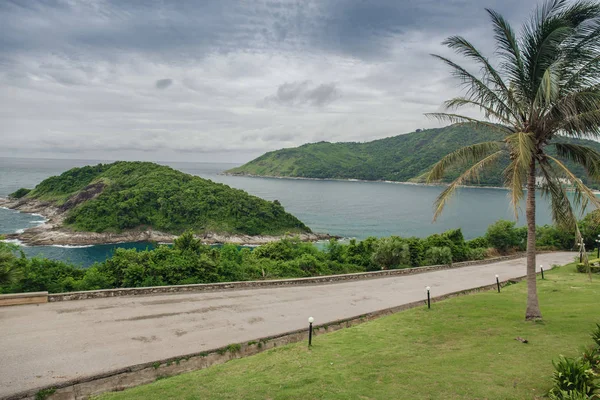 Bulutlu havalarda tropik ada panoramik manzaralı 