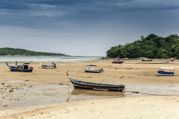 Doğal görünümü eski Yelkenli kumlu tropikal kıyıda terk. 