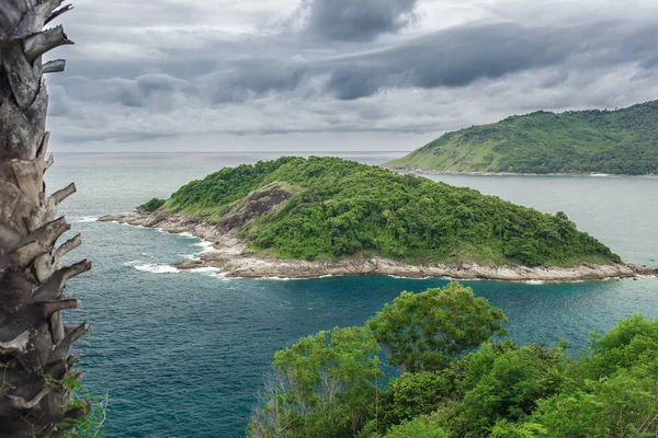 Bulutlu havalarda tropik ada panoramik manzaralı 