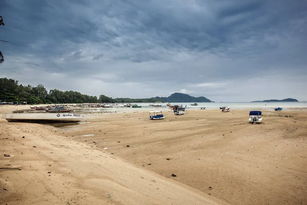 Doğal görünümü eski Yelkenli kumlu tropikal kıyıda terk. 