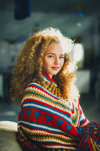 Schöne Lockige Mädchen Sitzen Einem Poncho — Stockfoto