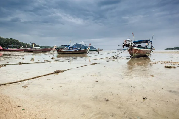 Doğal görünümü eski Yelkenli kumlu tropikal kıyıda terk. 