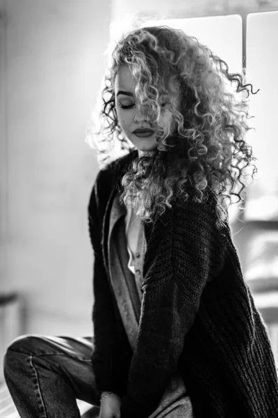 Pançolu güzel kıvırcık kız