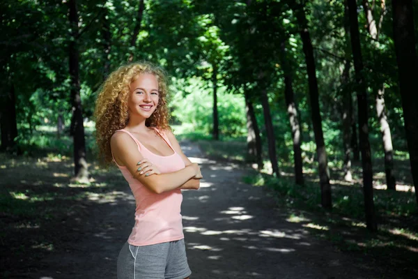 neşeli kıvırcık kız gülerek