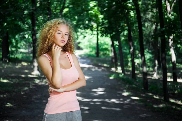 neşeli kıvırcık kız gülerek