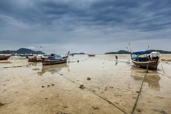 Doğal görünümü eski Yelkenli kumlu tropikal kıyıda terk. 