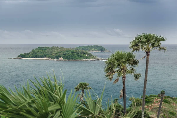 Bulutlu havalarda tropik ada panoramik manzaralı 