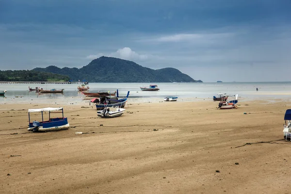 Doğal görünümü eski Yelkenli kumlu tropikal kıyıda terk. 