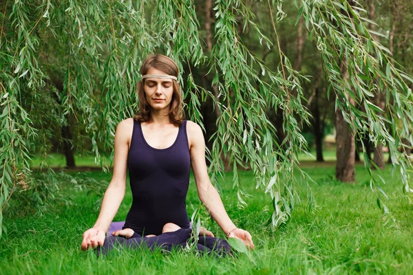 parkta doğa yoga yapan güzel kız