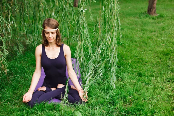 parkta doğa yoga yapan güzel kız