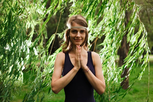 parkta doğa yoga yapan güzel kız